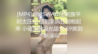 《极品CP魔手外购》快餐店女厕全景逼脸同框偸拍数位青春靓丽小姐姐方便，妹子用手机光照逼不知道是什么意思