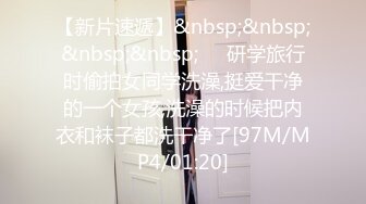 年轻嫩嫩小美女JK装很是让人欲望浓烈，清纯气质