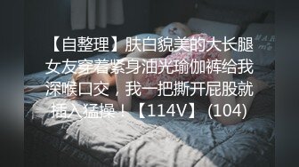 商场厕所全景偷拍爱玩手机的美女导购 人美逼漂亮