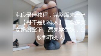 脸上红扑扑极品御姐居家发骚，带子情趣装开档黑丝，坐椅子上抬起双腿假屌爆插