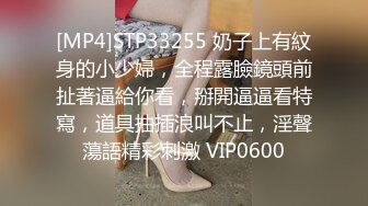 大奶美女 菊花塞着肛塞被大肉棒无套后入