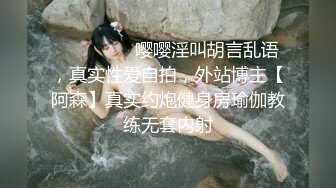 办公楼女厕全景偷拍极品黑丝妹⭐玩手机尿尿两片黑木耳不停流尿