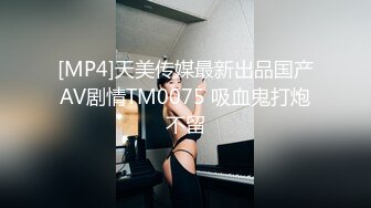 风韵33岁美阿姨，性感艳红指甲，握着鸡巴不肯松手了，烈唇紧紧吸取精液，口活儿真棒！