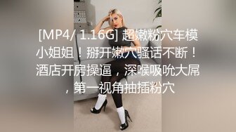 可爱嫩妹【小晶晶】年龄不大超会玩，一身黑衣搔首弄姿，手指扣穴全是水，水晶假屌爆插