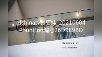 炮友的白色泳衣太骚，忍不住就先提前操了，到游泳馆继续水下日