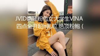 商场女厕蹲守粉衣黑裤眼镜美妇❤️两片紧闭b的细长红穴缝真想插进去