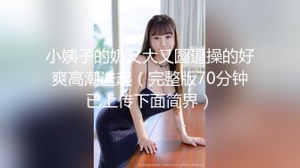 屌丝男和女炮友看电影中途到厕所里用矿泉水洗完鸡巴后在里面上演活春宫