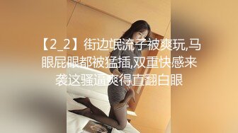 丰满女人家中一边看片一边自慰