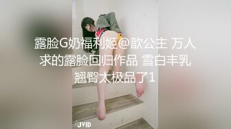 男女朋友好猛，对着镜头摆拍造型，女主素颜挺漂亮的，白裙子特别有感觉