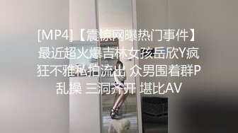 美美的制服诱惑，全程露脸玩的真嗨，淫声荡语骚穴特写，逼里塞鸡蛋全吞进去了，真骚啊，精彩