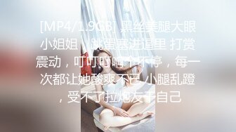 漂亮美少妇一边玩手机一边尿尿 下面有点黑 真的是人美B遭罪