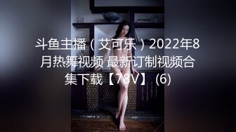 丰满美妖用手机自拍自己淫荡被偷窥忍不住拿出大鸡吧插进嘴里含着吃后入进洞口爆