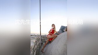 这样的骚女哪里有？硕大的自慰棒出来，掰开湿穴等待进入