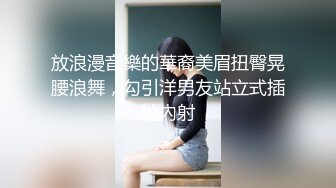 《极品CP☀️魔手☛外购》价值千元坑神巨作！商场全景4K镜头偸拍女卫超多大屁股小姐姐方便~短发清爽热裤美少妇儿子尿完她在尿