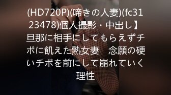 厕拍变态牛人偷窥妹子尿尿环顾了一下四周发现没人对着妹子的逼摸了一把,吓得妹子大声尖叫