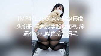 E罩杯巨乳少妇，在家寂寞发骚，掏出豪乳一顿揉捏，开裆丝袜，拿出假屌骑乘抽插，娇喘呻吟不断