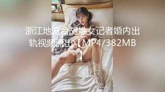 激情3P大战！两个美女换着操！【秋香】尿嘴里喝下去！一个胸大一个肤白，我更喜欢肤白那个