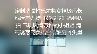 气质长发妹妹铺个毛毯，在卫生间地上自慰，岔开腿露出逼逼，毛毛不多就上面一点毛毛