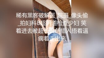 屄很粉的妹子被男友帮在床上尻