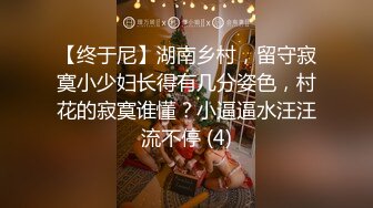 [MP4]P站红人Fullfive全裸在古朴的村落里闲逛 找个舞台自慰喷水