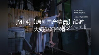 [MP4/ 931M] 甜美骚骚小妞和小男友居家操逼，短裙骑在身上抽插，搞一会自己拿道具自慰，男友JB有点小，貌似满足不了