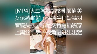 看着电视，对着镜子暴操白虎大奶老婆自拍