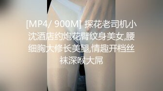 最新流出坑闺蜜系列学生宿舍卫生间偷拍几个美女室友洗澡上厕所吊带裙长发妹 站着尿尿 (1)