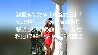 空城原创逛街的可爱小姐姐薄丝透明白内包裹肥臀短裙靓女和男友逛街忧郁的眼神却穿了丁字裤