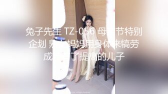 36d潘金莲 岔开大腿，露出大鲍鱼让男跑友给他舔逼，大屌后入操逼，大奶子乱颤