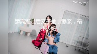 两个骚女露脸在一起比男人玩的都嗨，丝袜情趣制服诱惑双头道具互相插逼，戴上假鸡巴开草主动上位，给逼吃菜