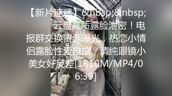 白虎豪乳蜜桃Q妹首次户外车震嫌车内空间太小，直接下车在马路边上做，不停有车路过