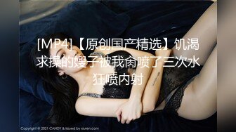 [MP4]骚妈带着两个女儿一起大秀直播，全程露脸好刺激，黑丝情趣装诱惑，吃奶舔逼AV棒自慰骚穴，嫩的出水还没毛