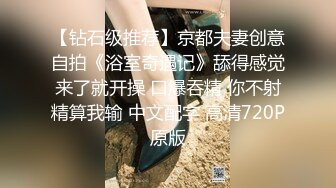 沙发上特意穿上丝袜和丁字裤勾引学弟