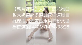 C商场抄底黑吊带齐逼裙黄发美妞❤️透明内右侧浸湿前面一片乌黑