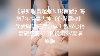 《极品CP魔手外购》火爆商场女厕固定4K镜头拍脸移动镜头拍私处，各路年轻美女美少妇方便，有美女也有极品B[ (2)