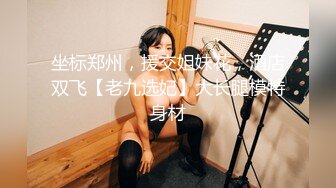 漂亮制服美女3P 身材娇小 同时伺候三根肉棒 嘴叼逼插 被无套输出 非常享受舒坦