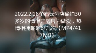 [MP4/ 1.04G]&nbsp;&nbsp;大红唇新人骚女被两大汉3P，白丝袜丁字裤，翘起屁股看穴，两根JB轮流舔，骑乘上下一起插