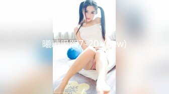 游乐场女厕全景偷窥多位半蹲着尿的美女各种美鲍轮番呈现 (1)