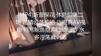 晚上看着表哥和表嫂啪啪上头了趁表哥不在家强上表嫂2