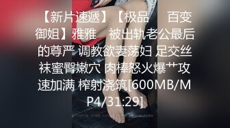 《极品CP??魔手外购》正版2K近景热闹商场女厕刁钻位置偸拍超多小姐姐方便，能看脸又能看私处，浓浓分泌物挂逼上不掉